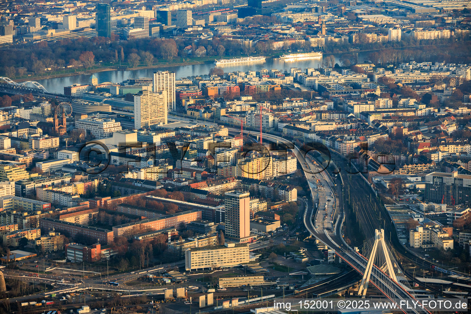 Baustelle zur Renovierung der Hochstraße Süd (B37) zwischen Hauptbahnhof und Konrad-Adeneauer-Brücke über den Rhein im Ortsteil Mitte in Ludwigshafen am Rhein im Bundesland Rheinland-Pfalz, Deutschland