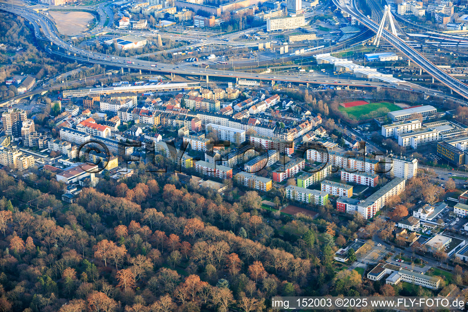 Valentin-Bauer-Siedlung jenseits des Hauptfriedhofs an der Burgundenstr im Ortsteil West in Ludwigshafen am Rhein im Bundesland Rheinland-Pfalz, Deutschland