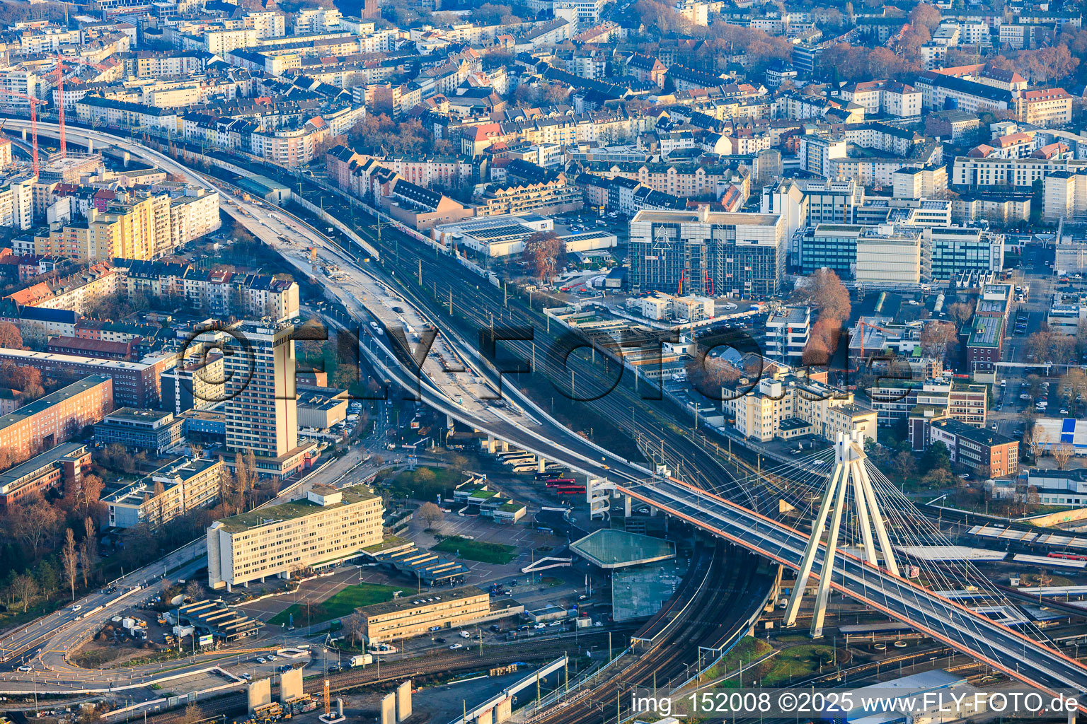 Pylonbrücke über dem Hauptbahnhof und Baustelle zur Renovierung der Hochstraße Süd (B37) in Ludwigshafen am Rhein im Bundesland Rheinland-Pfalz, Deutschland
