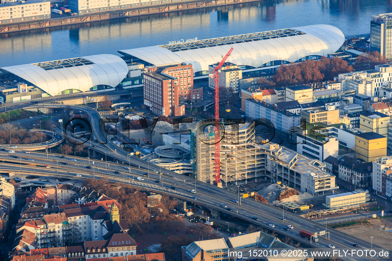 Halb abgerissenes, ehemaliges Rathaus Ludwigshafen im ehemaligen Rathaus Center an der noch abzureissenden Hochstraße Nord(B44) im Ortsteil Mitte in Ludwigshafen am Rhein im Bundesland Rheinland-Pfalz, Deutschland