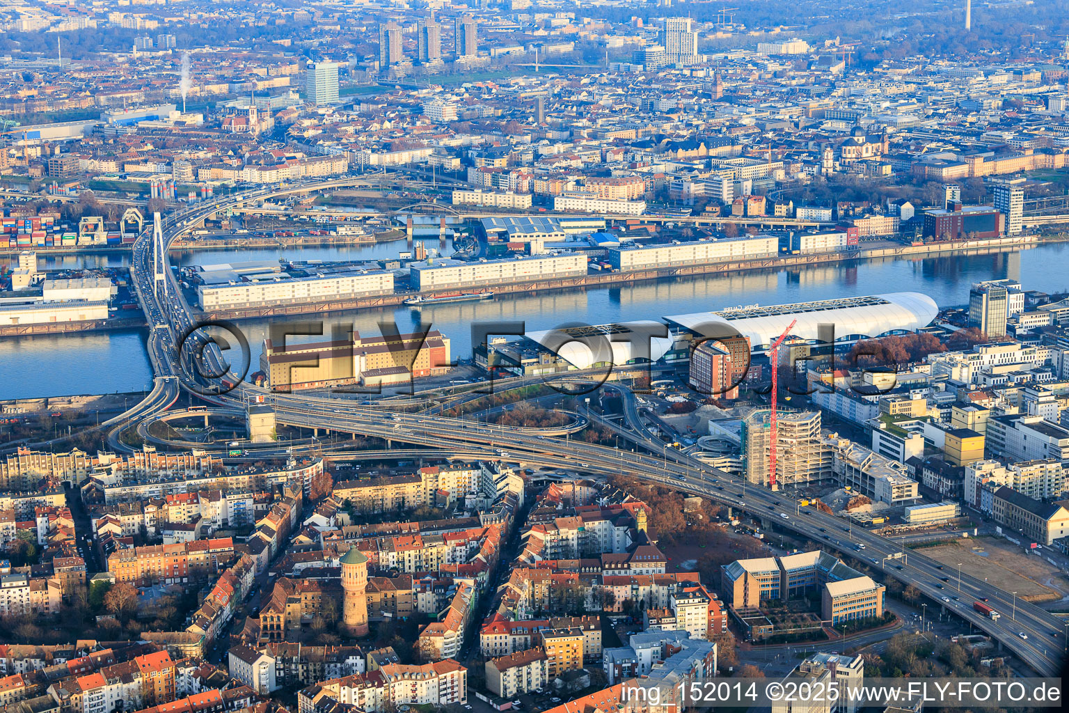 Halb abgerissenes, ehemaliges Rathaus Ludwigshafen im ehemaligen Rathaus Center an der noch abzureissenden Hochstraße Nord(B44) im Ortsteil West in Ludwigshafen am Rhein im Bundesland Rheinland-Pfalz, Deutschland