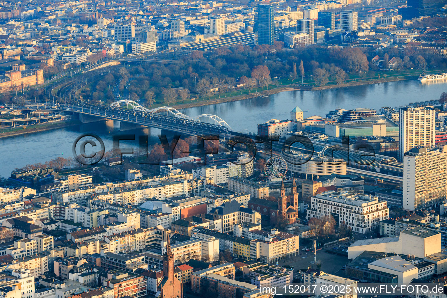 Stadtübersicht aus Westen bis zum Rhein und der Konrad-Adenauer-Brücke im Ortsteil Mitte in Ludwigshafen am Rhein im Bundesland Rheinland-Pfalz, Deutschland