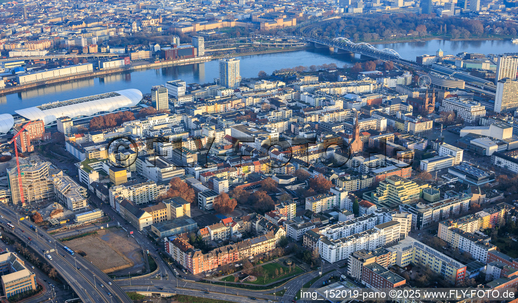 Luftbild von Stadtübersicht aus Westen bis zum Rhein und der Konrad-Adenauer-Brücke im Ortsteil Mitte in Ludwigshafen am Rhein im Bundesland Rheinland-Pfalz, Deutschland