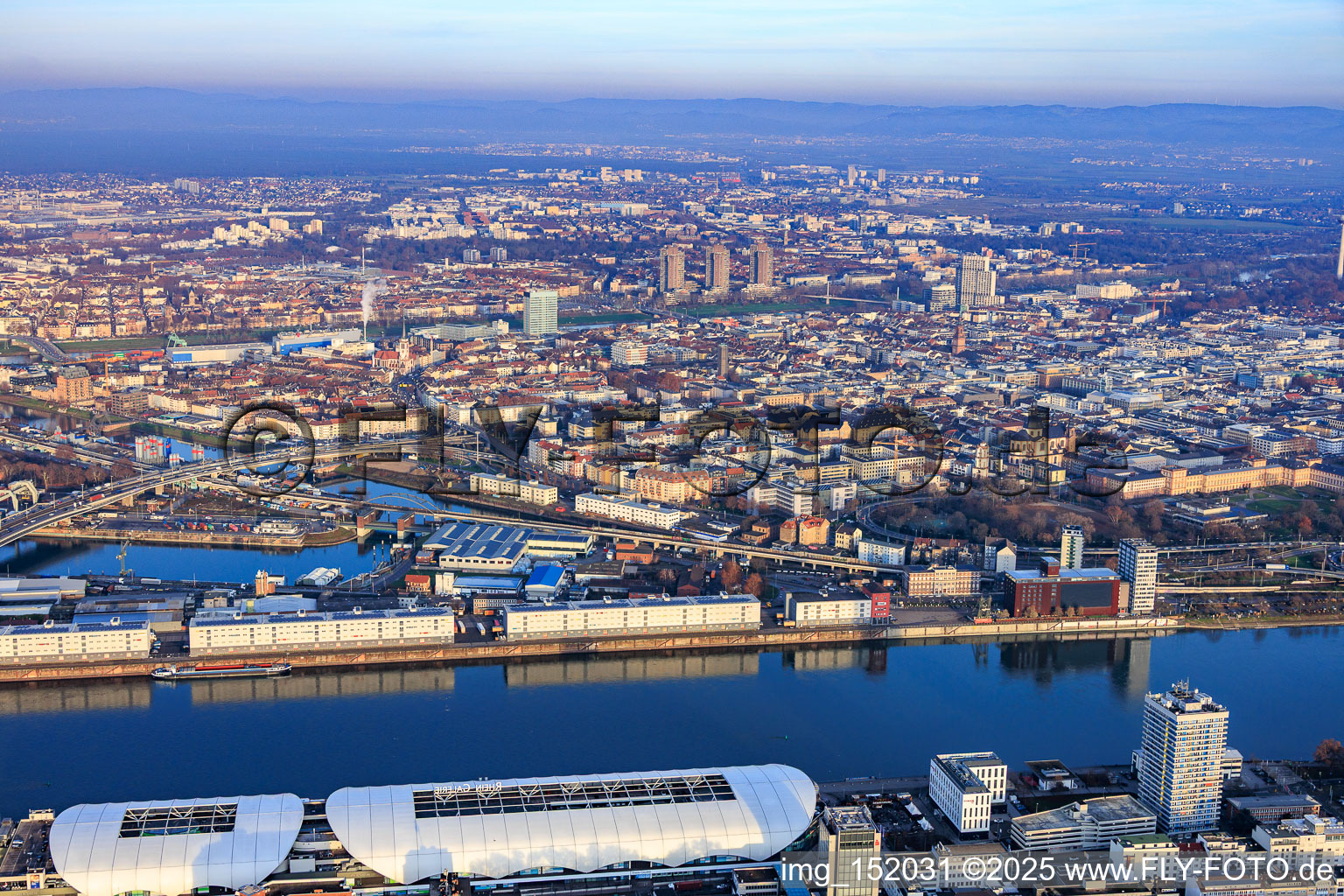Stadtansicht aus Westen zwischen Rhein und Neckar im Ortsteil Innenstadt in Mannheim im Bundesland Baden-Württemberg, Deutschland