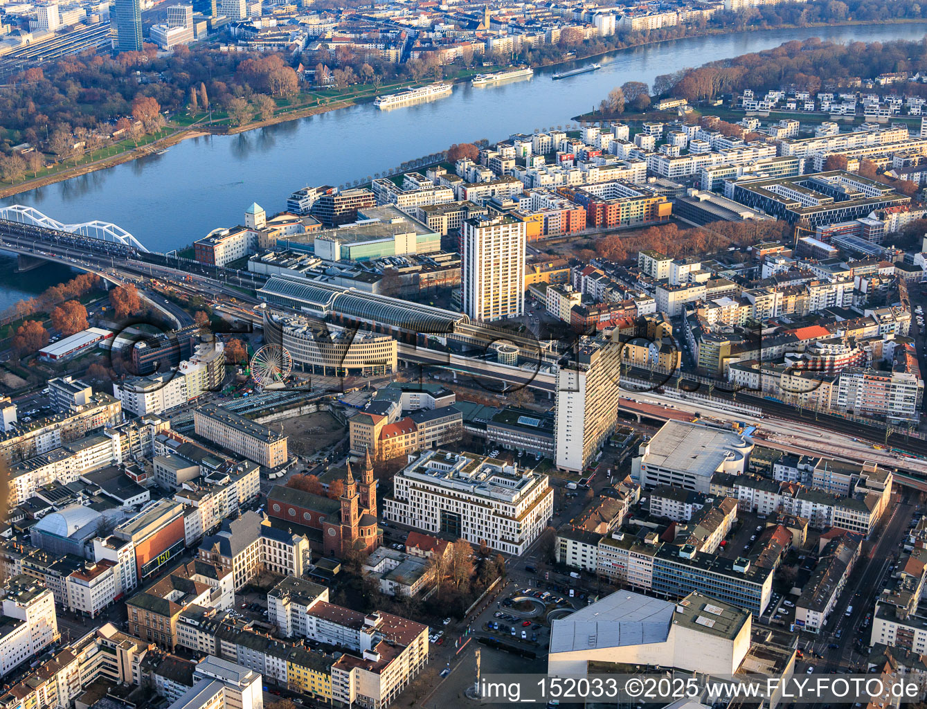 Luftbild von Großes Loch von Ludwigshafen und Berliner Platz mit Riesenrad am Weihnachtsmarkt vor der Apollonia Kurpfalzklinik im Ortsteil Mitte in Ludwigshafen am Rhein im Bundesland Rheinland-Pfalz, Deutschland