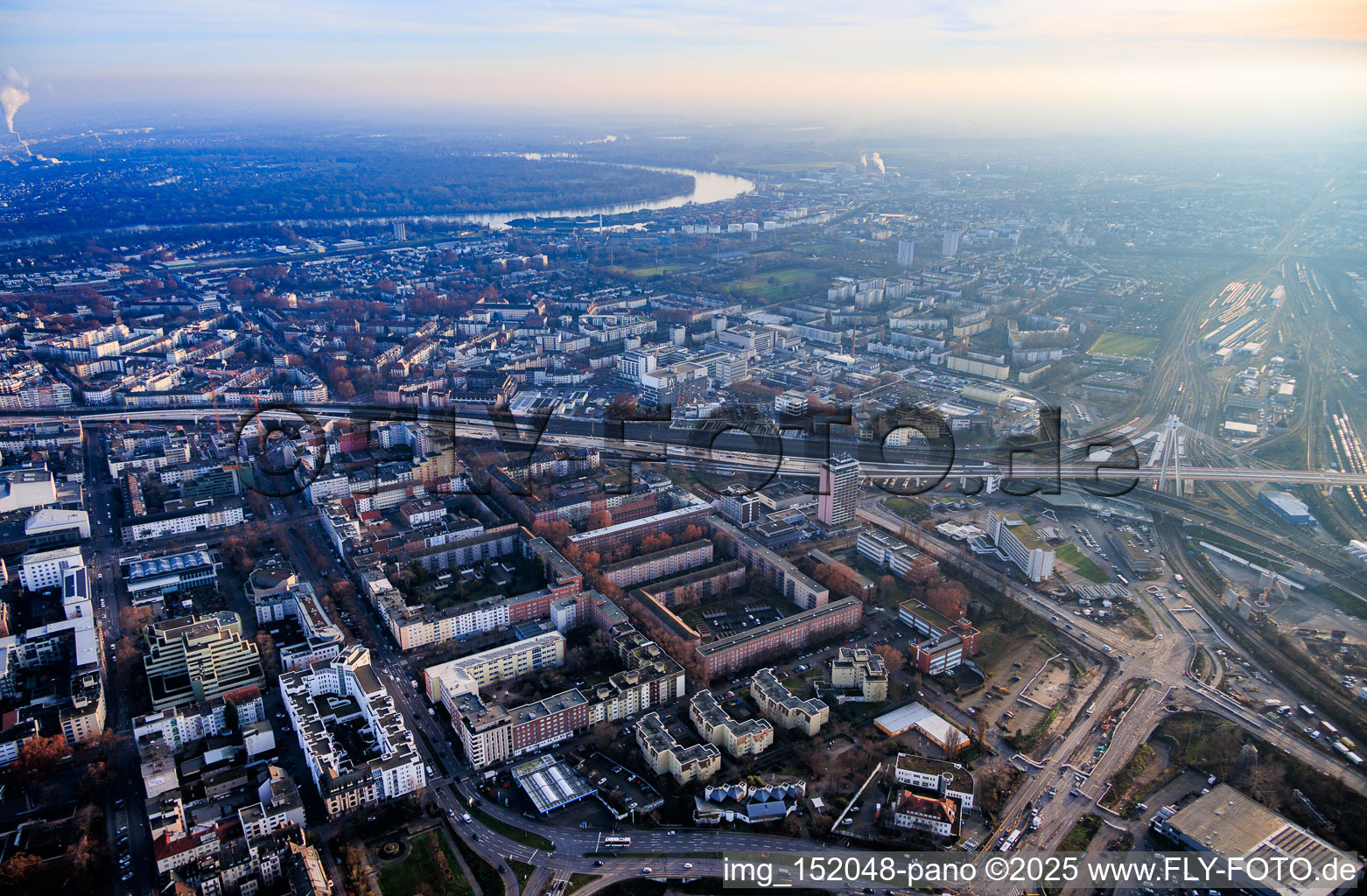 Pylonbrücke und Baustelle zur Renovierung der Hochstraße Süd (B37) über den Hauptbahnhof aus Norden in Ludwigshafen am Rhein im Bundesland Rheinland-Pfalz, Deutschland