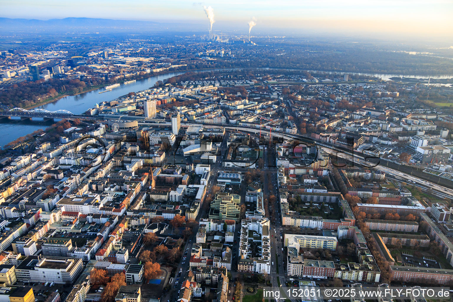 Heiningstraße und Berliner Straße aus Nordwesten im Ortsteil Mitte in Ludwigshafen am Rhein im Bundesland Rheinland-Pfalz, Deutschland