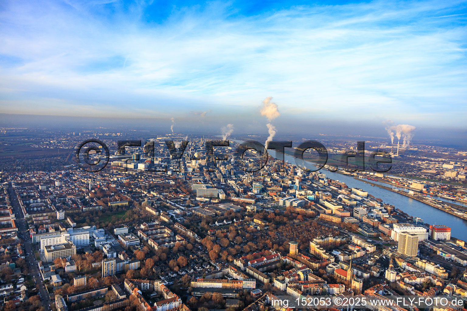 Chemiewerk BASF am Rhein von Süden in Ludwigshafen am Rhein im Bundesland Rheinland-Pfalz, Deutschland