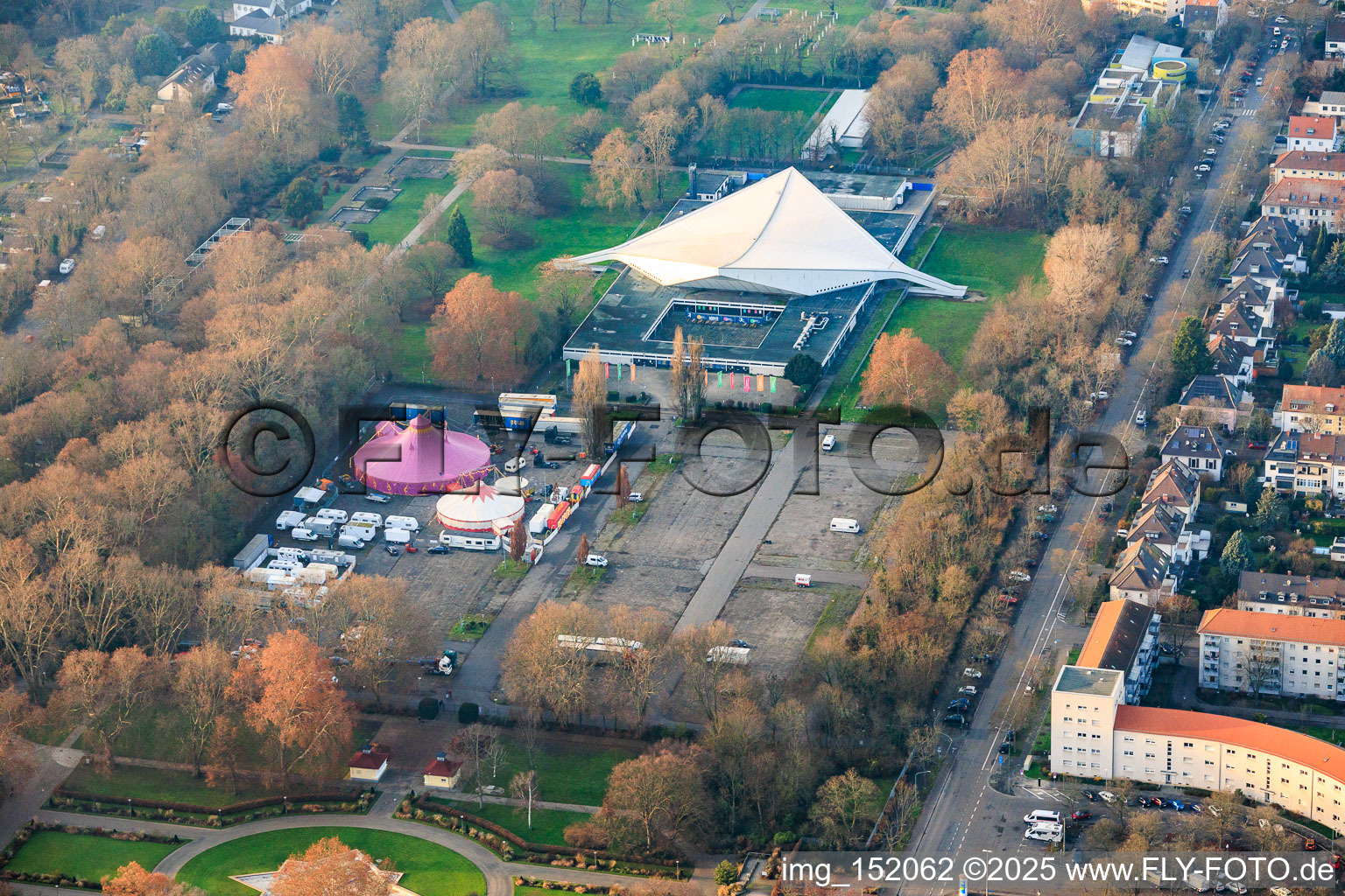 Friedrich-Ebert-Halle und Zirkus auf dem Parkplatz am Ebertpark im Ortsteil Friesenheim in Ludwigshafen am Rhein im Bundesland Rheinland-Pfalz, Deutschland