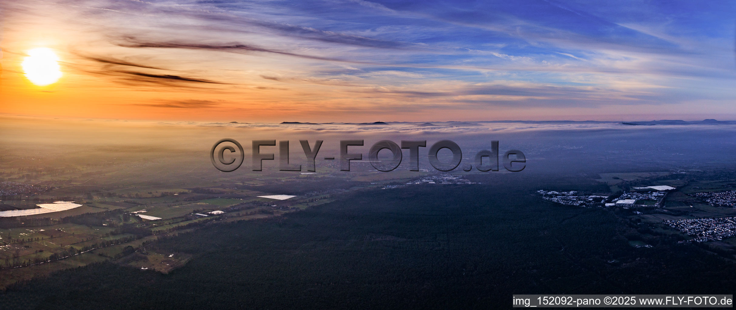 Luftbild von Sonnenuntergang über Winternebel an der Haardt im Ortsteil Speyerdorf in Neustadt an der Weinstraße im Bundesland Rheinland-Pfalz, Deutschland