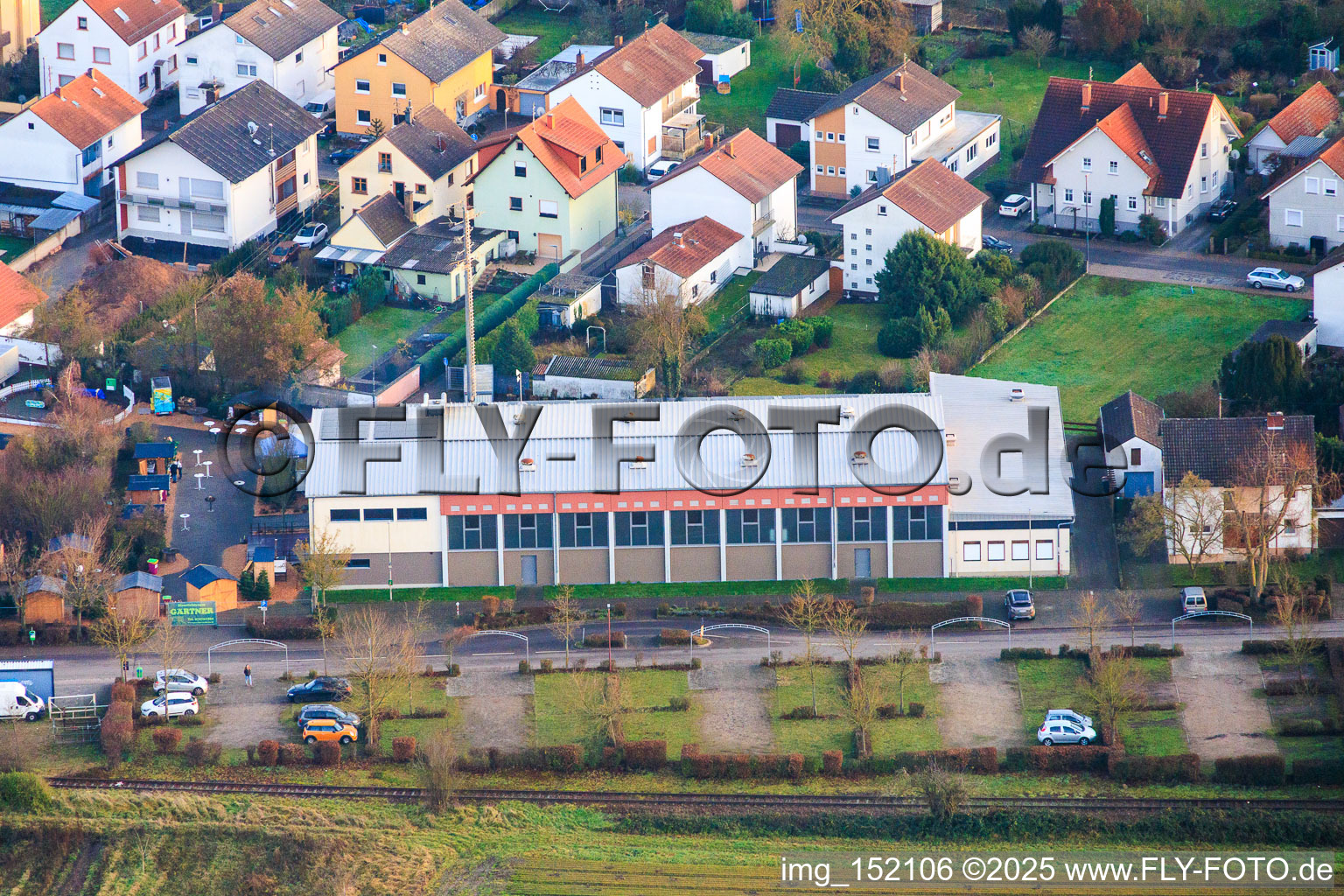Weihnachtsmarkt an der Fuchsbachhalle in Zeiskam im Bundesland Rheinland-Pfalz, Deutschland