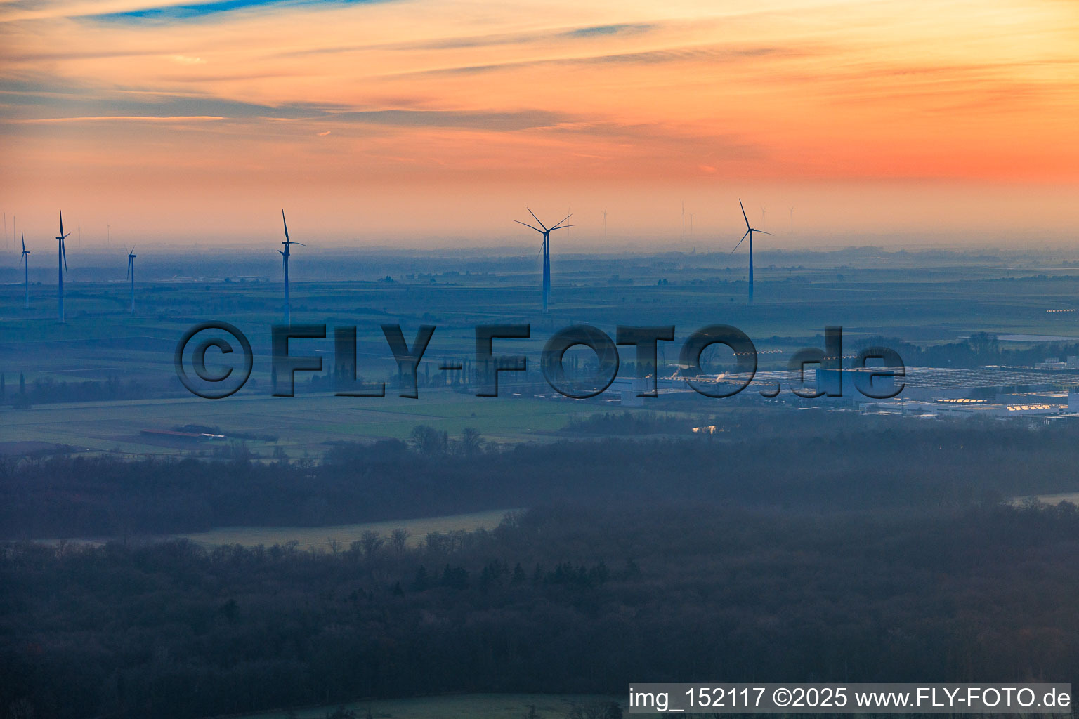 Windpark Offenbach an einem nebligen Winterabend in Offenbach an der Queich im Bundesland Rheinland-Pfalz, Deutschland