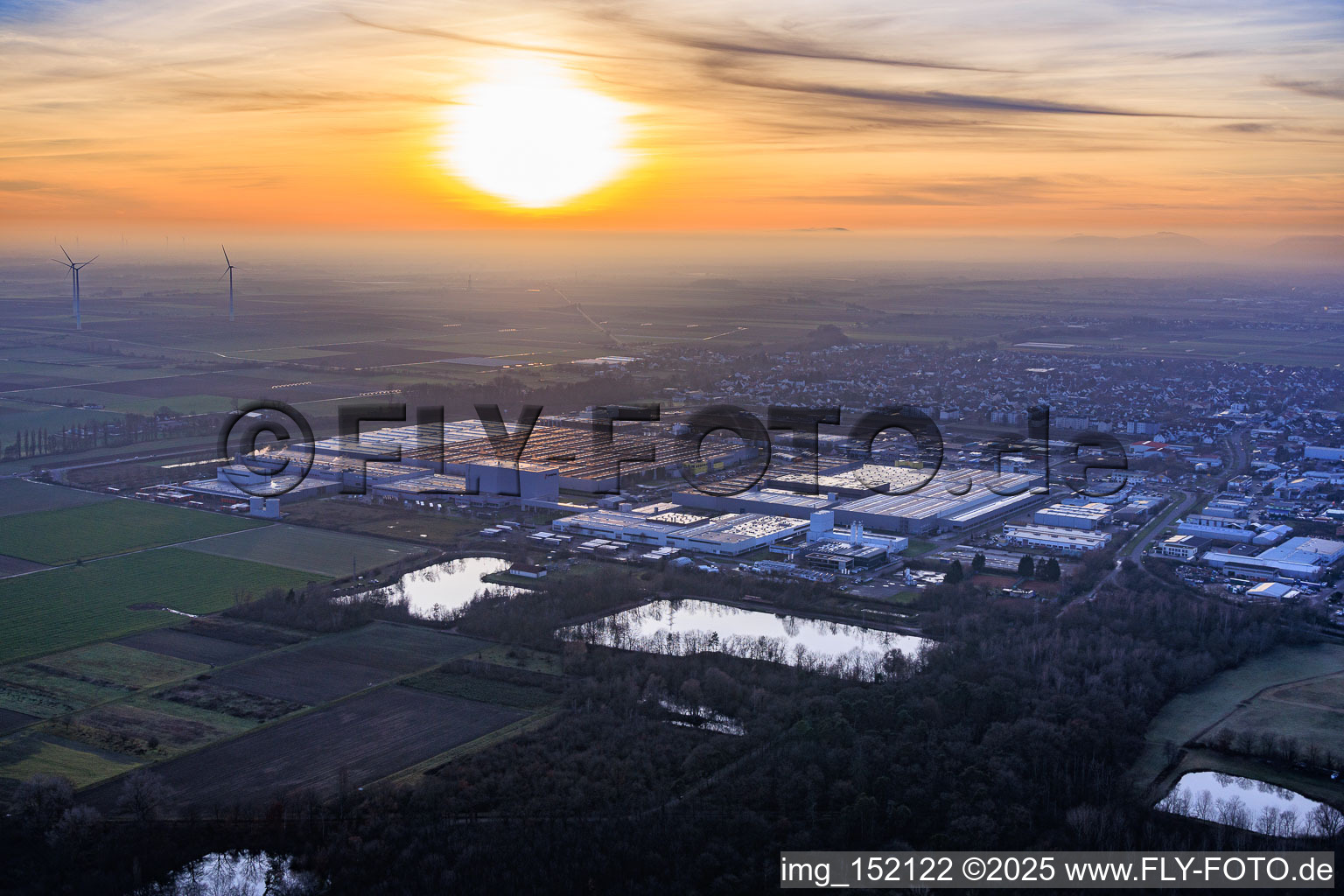 Luftaufnahme von Gewerbegebiet Interpark aus Nordosten an einem nebligen Winterabend in Offenbach an der Queich im Bundesland Rheinland-Pfalz, Deutschland
