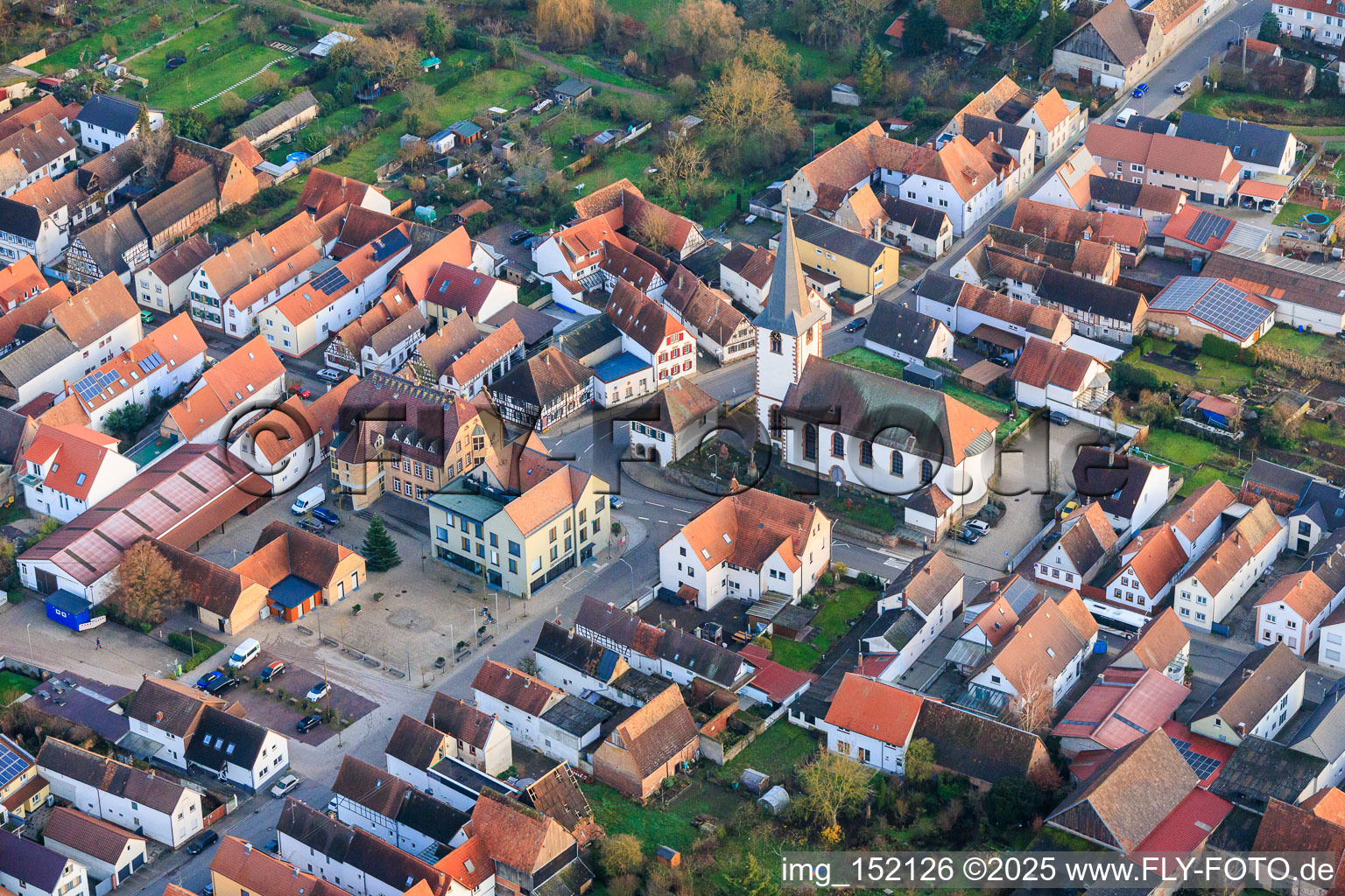 Dorfplatz mit Bürgerhaus und VR Bank Südpfalz eG Filiale Ottersheim sowie Kirche in Ottersheim bei Landau im Bundesland Rheinland-Pfalz, Deutschland