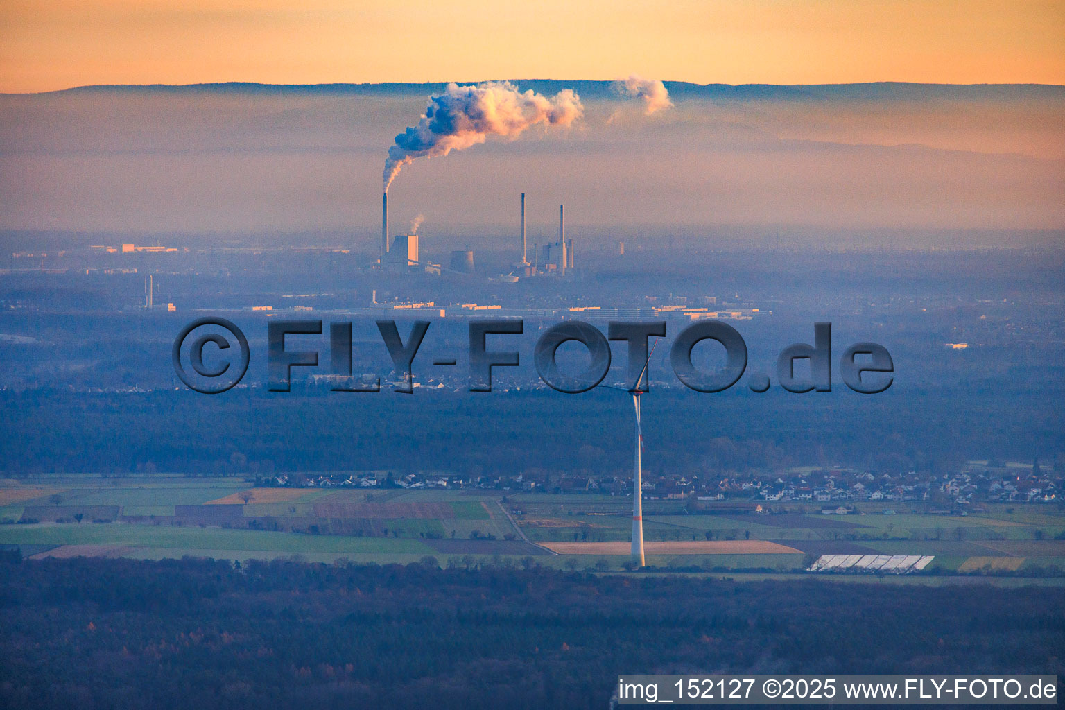 Rheinhafen-Dampfkraftwerk Karlsruhe von Offenbach aus gesehen an einem nebligen Winterabend im Ortsteil Daxlanden im Bundesland Baden-Württemberg, Deutschland