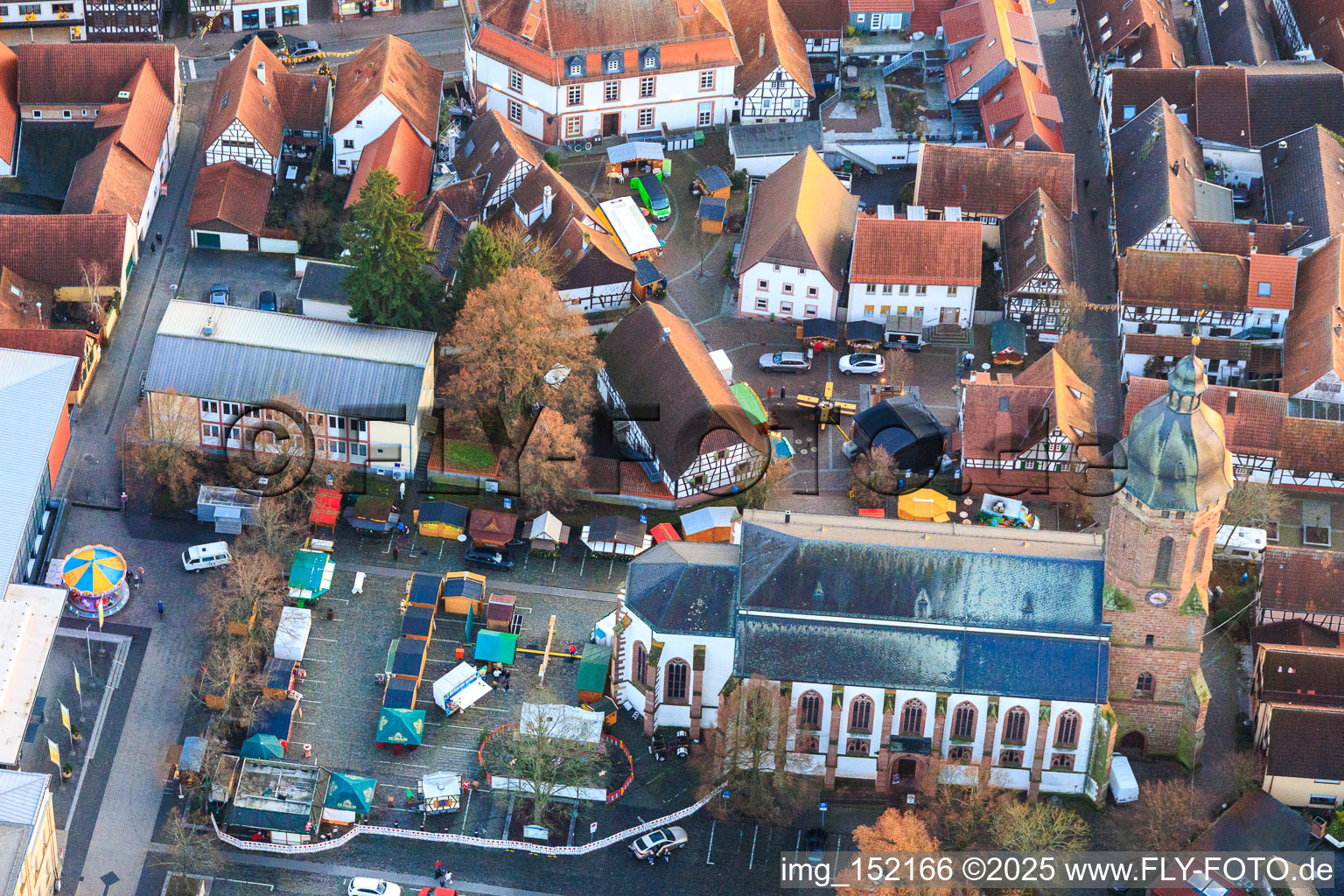 Christkindelmarkt auf dem Marktplatz in Kandel im Bundesland Rheinland-Pfalz, Deutschland