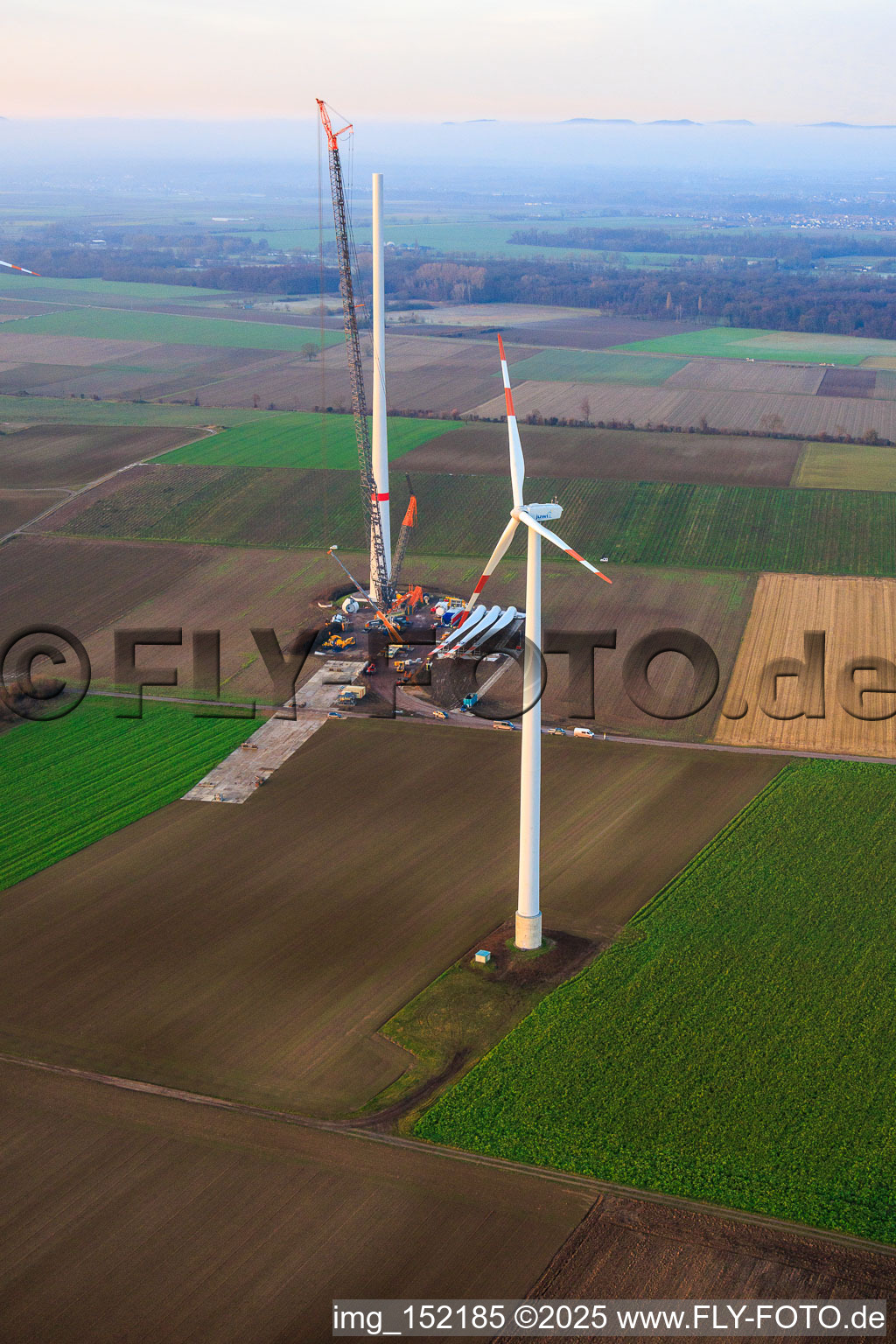 Riesenkran zum Repowering des Windpark Minfeld. JUWI ersetzt vier Altanlagen (GE 1.5) aus 2004 durch zwei neue, modernen Anlagen vom Typ Vestas V162 mit je sechs MW im Bundesland Rheinland-Pfalz, Deutschland von oben gesehen