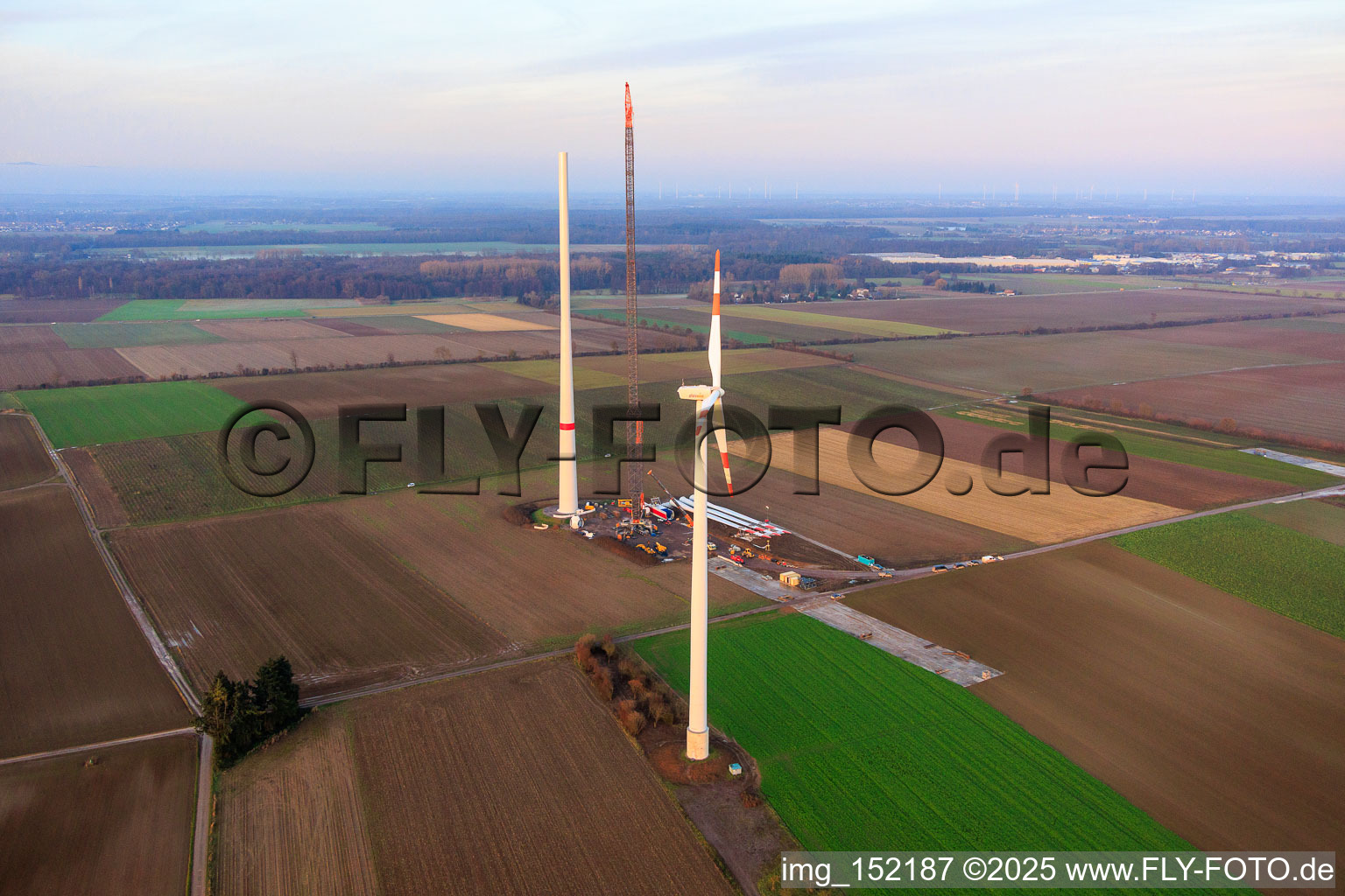 Riesenkran zum Repowering des Windpark Minfeld. JUWI ersetzt vier Altanlagen (GE 1.5) aus 2004 durch zwei neue, modernen Anlagen vom Typ Vestas V162 mit je sechs MW im Bundesland Rheinland-Pfalz, Deutschland vom Flugzeug aus
