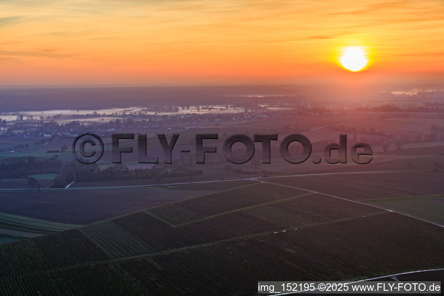 Luftbild von Bodennebel am Viehstrich bei Sonnenuntergang in Freckenfeld im Bundesland Rheinland-Pfalz, Deutschland