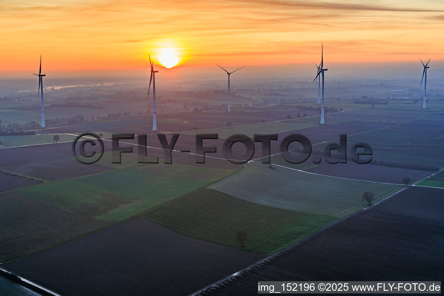 Sonnenuntergang beim Windpark Freckenfeld im Bundesland Rheinland-Pfalz, Deutschland
