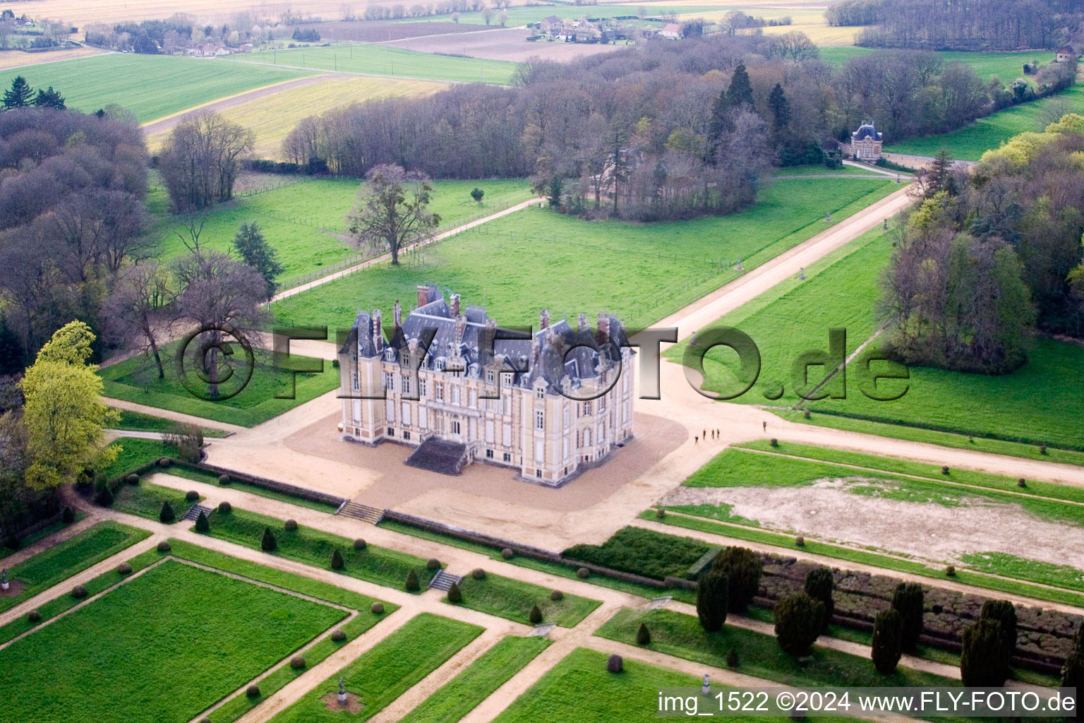 Luftbild von Palais des Schloss Le Chateau de la Pierre in Coudrecieux im Bundesland Sarthe, Frankreich