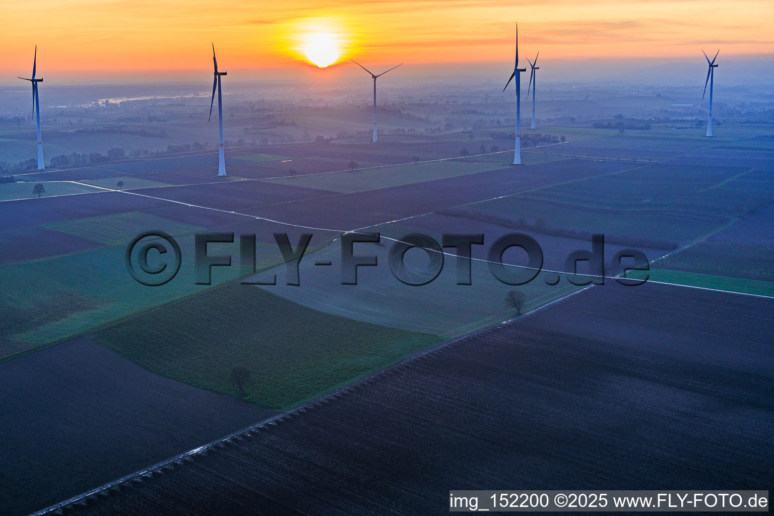 Luftaufnahme von Sonnenuntergang beim Windpark Freckenfeld im Bundesland Rheinland-Pfalz, Deutschland