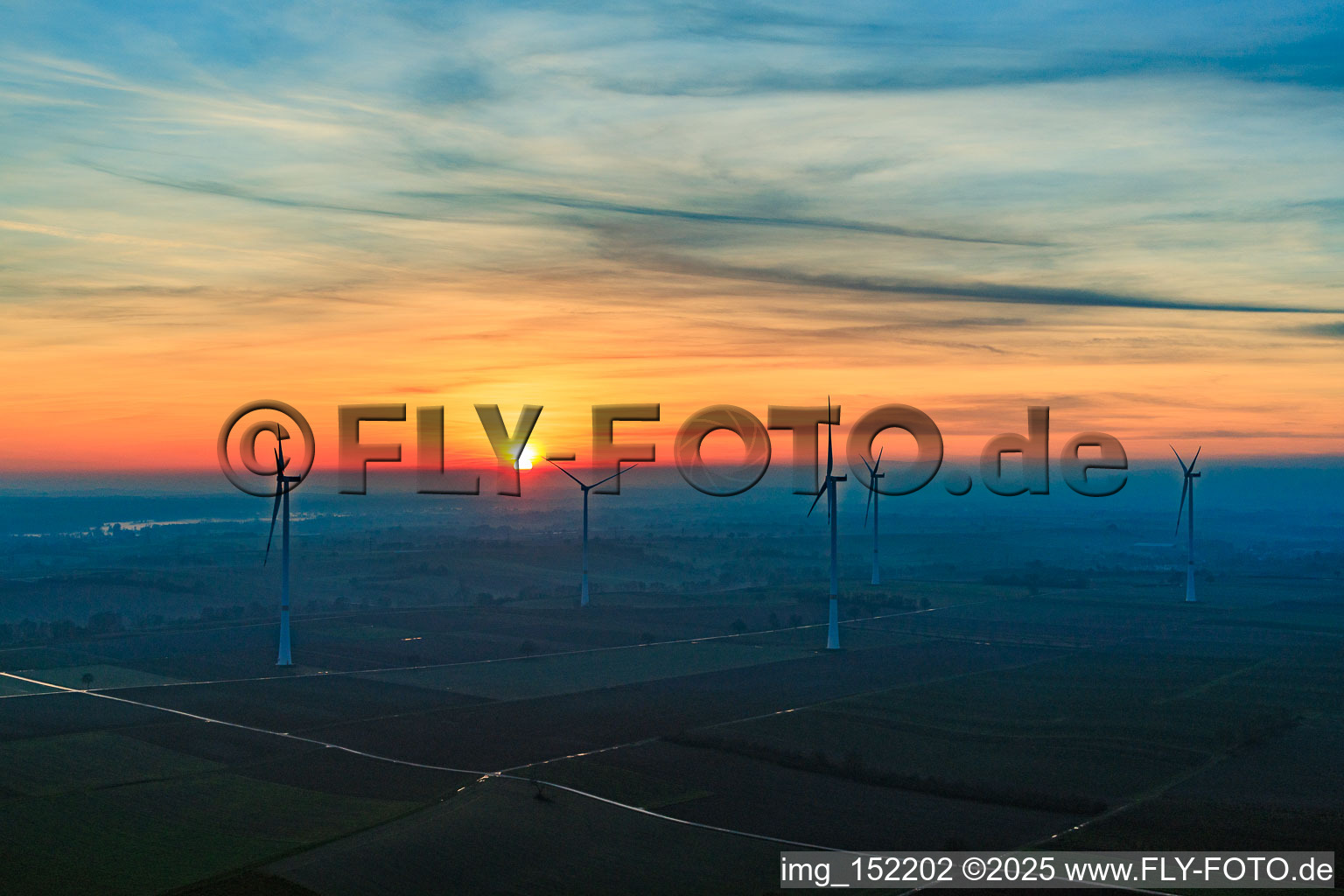 Schrägluftbild von Sonnenuntergang beim Windpark Freckenfeld im Bundesland Rheinland-Pfalz, Deutschland