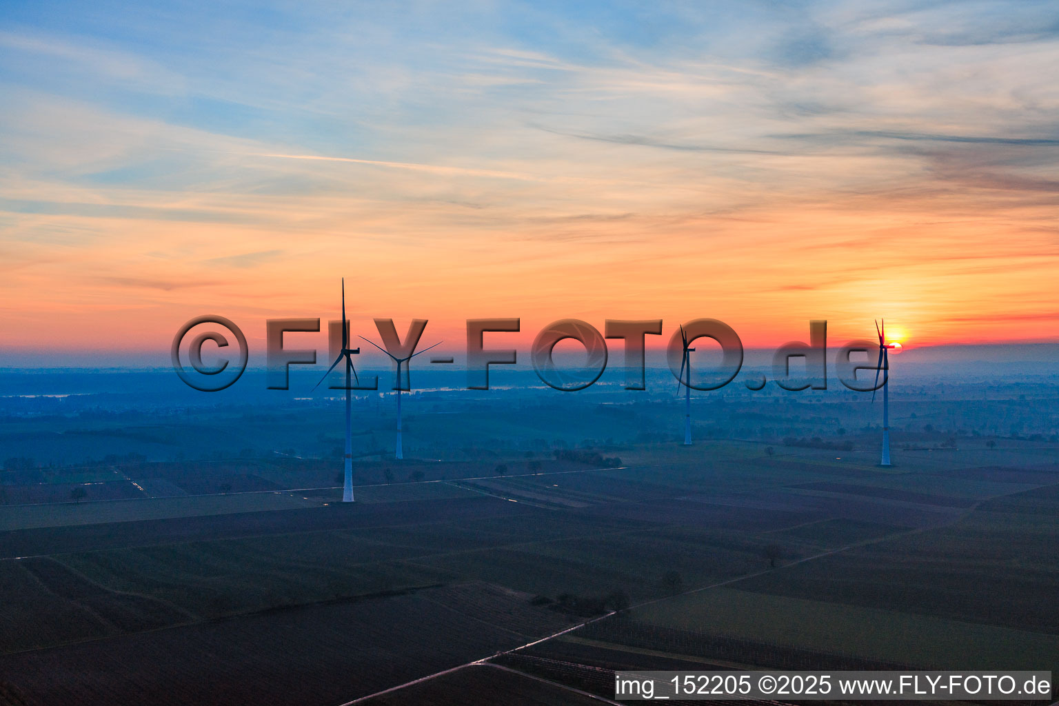 Sonnenuntergang beim Windpark Freckenfeld im Bundesland Rheinland-Pfalz, Deutschland von oben