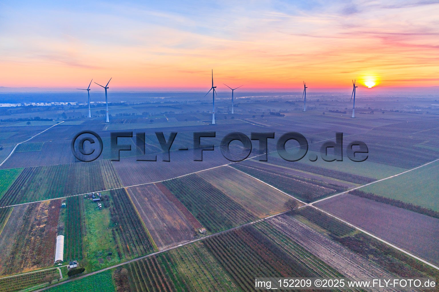 Sonnenuntergang beim Windpark Freckenfeld im Bundesland Rheinland-Pfalz, Deutschland aus der Luft