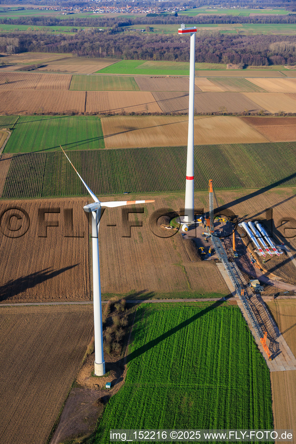 Drohnenbild von Riesenkran zum Repowering des Windpark Minfeld. JUWI ersetzt vier Altanlagen (GE 1.5) aus 2004 durch zwei neue, modernen Anlagen vom Typ Vestas V162 mit je sechs MW im Bundesland Rheinland-Pfalz, Deutschland