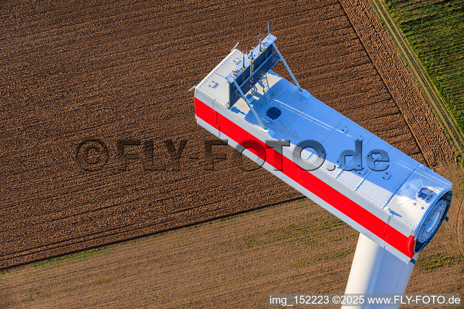 Luftbild von Repowering des Windpark Minfeld. JUWI ersetzt vier Altanlagen (GE 1.5) aus 2004 durch zwei neue, modernen Anlagen vom Typ Vestas V162 mit je sechs MW im Bundesland Rheinland-Pfalz, Deutschland