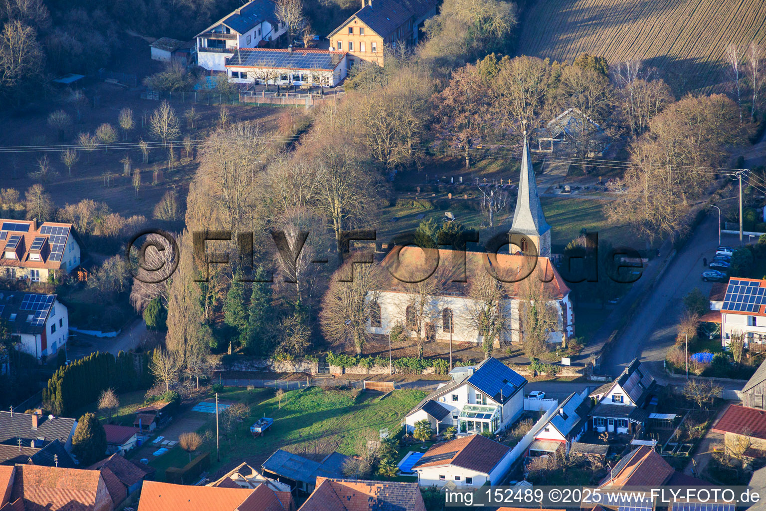 Protest. Wolfgangskirche im Winter ohne Schnee in Freckenfeld im Bundesland Rheinland-Pfalz, Deutschland