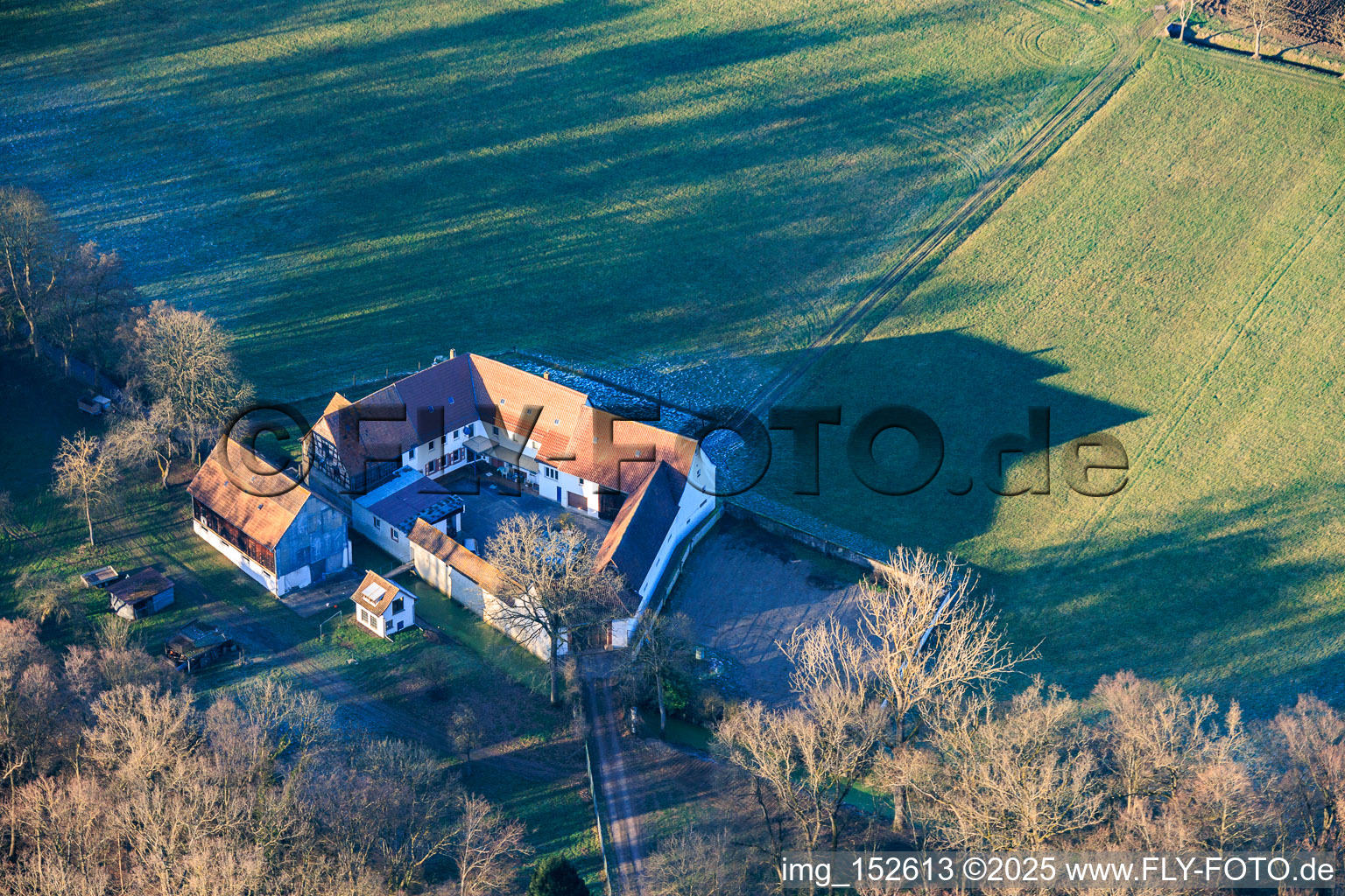 Herrenmühle am Erlenbach im Ortsteil Minderslachen in Kandel im Bundesland Rheinland-Pfalz, Deutschland von oben