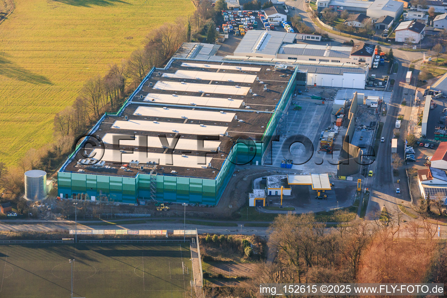 Schrägluftbild von Neubau des Logistikpark der HANSAINVEST und DFI-Real-Estate Kandel für FRISCHEPLATTFORM SÜDWEST der Gemüsering Stuttgart GmbH in Wörth am Rhein im Bundesland Rheinland-Pfalz, Deutschland