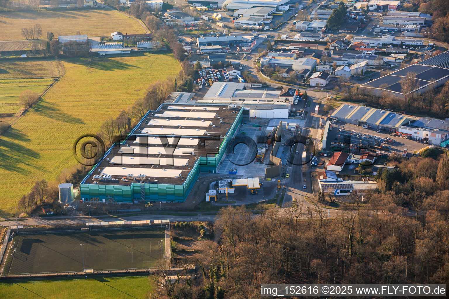 Neubau des Logistikpark der HANSAINVEST und DFI-Real-Estate Kandel für FRISCHEPLATTFORM SÜDWEST der Gemüsering Stuttgart GmbH in Wörth am Rhein im Bundesland Rheinland-Pfalz, Deutschland von oben