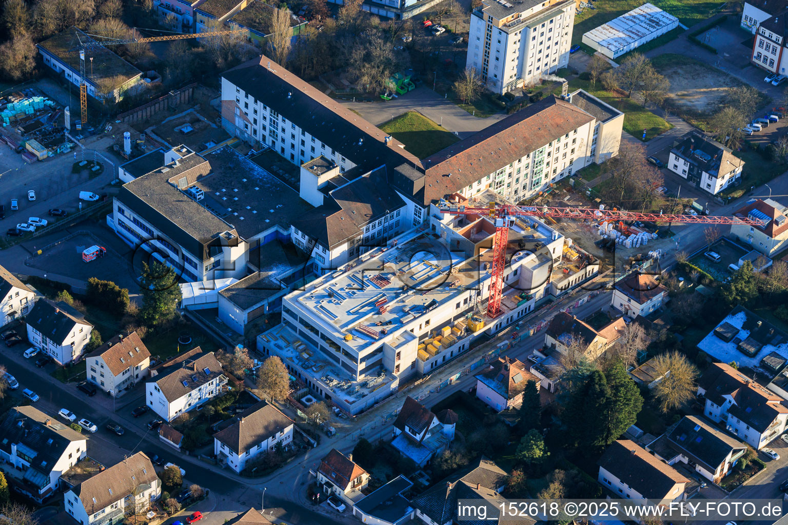 Drohnenbild von Baustelle zur Erweiterung der Asklepios Südpfalzklinik Kandel im Bundesland Rheinland-Pfalz, Deutschland
