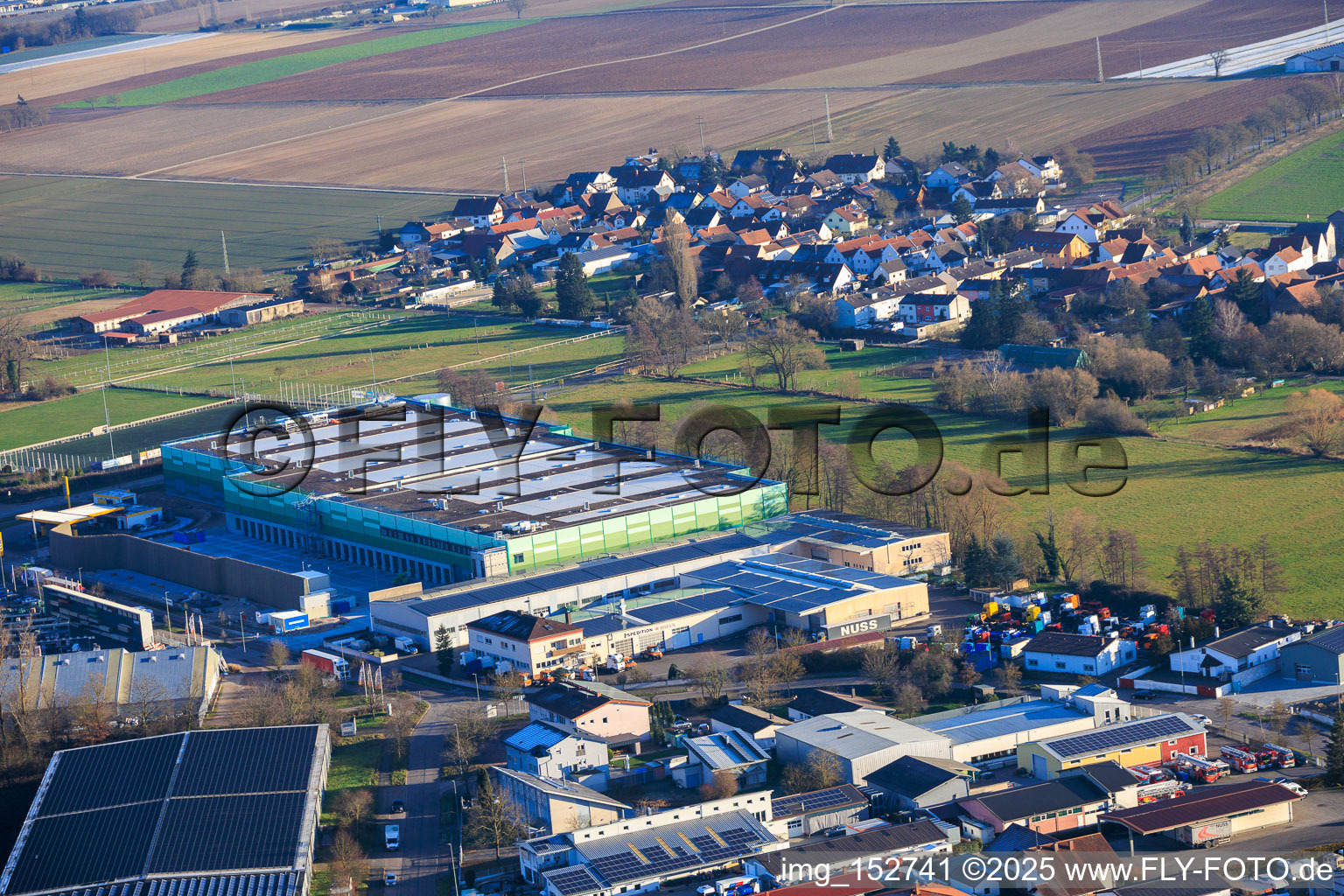 Neubau des Logistikpark der HANSAINVEST und DFI-Real-Estate Kandel für FRISCHEPLATTFORM SÜDWEST der Gemüsering Stuttgart GmbH in Wörth am Rhein im Bundesland Rheinland-Pfalz, Deutschland aus der Luft