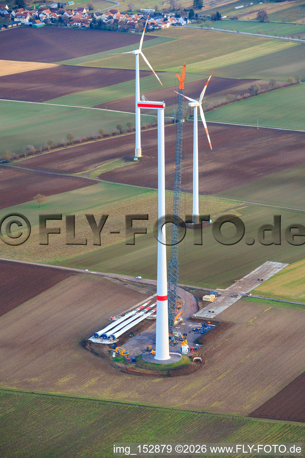 Repowering des Windpark Minfeld. JUWI ersetzt vier Altanlagen (GE 1.5) aus 2004 durch zwei neue, modernen Anlagen vom Typ Vestas V162 mit je sechs MW in Kandel im Bundesland Rheinland-Pfalz, Deutschland