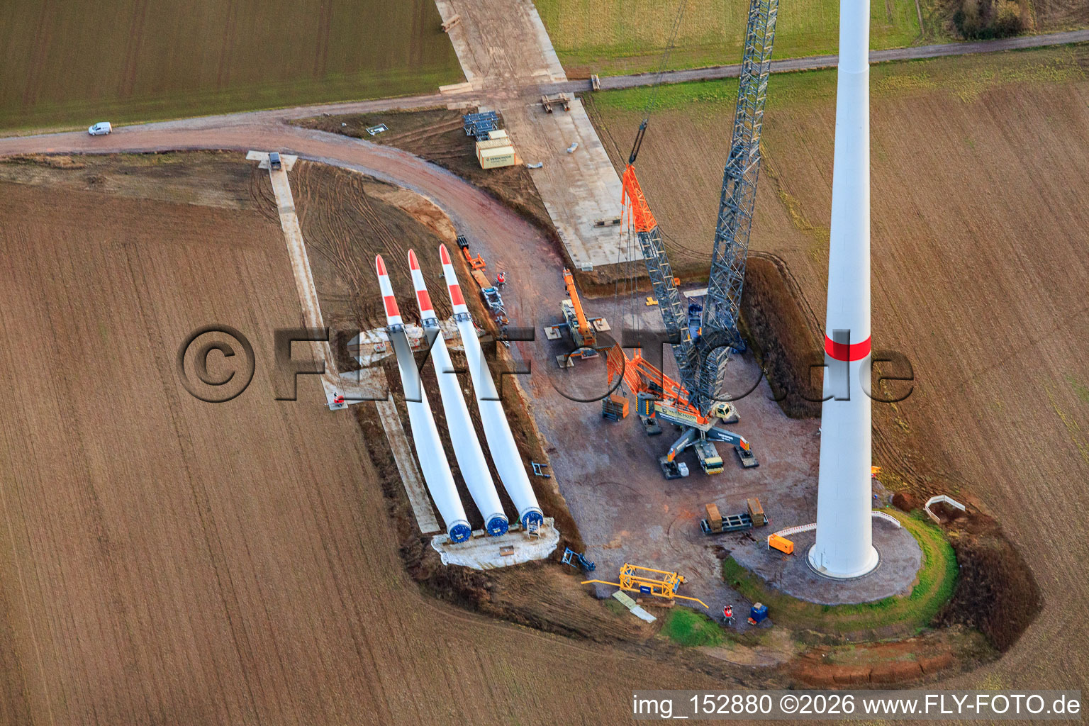 Luftbild von Repowering des Windpark Minfeld. JUWI ersetzt vier Altanlagen (GE 1.5) aus 2004 durch zwei neue, modernen Anlagen vom Typ Vestas V162 mit je sechs MW in Kandel im Bundesland Rheinland-Pfalz, Deutschland