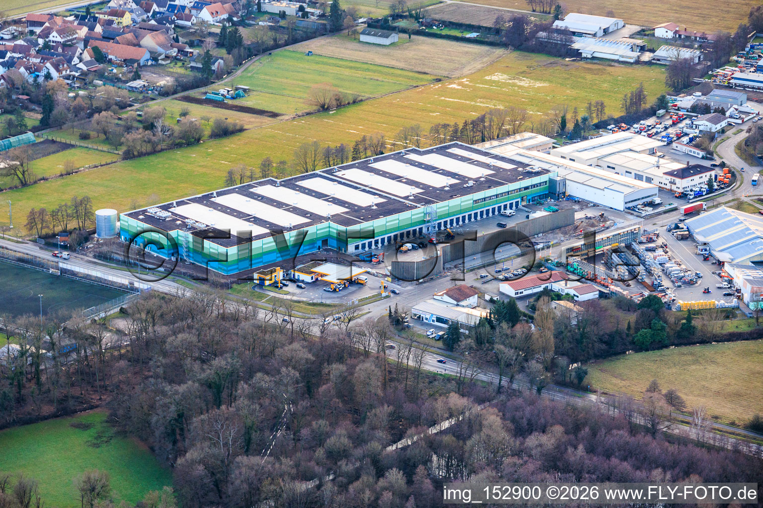 Luftbild von Fast fertiggestelleter Neubau des Logistikpark der HANSAINVEST und DFI-Real-Estate Kandel für FRISCHEPLATTFORM SÜDWEST der Gemüsering Stuttgart GmbH im Ortsteil Minderslachen im Bundesland Rheinland-Pfalz, Deutschland