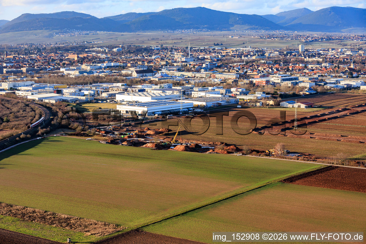 Luftbild von Baustelle der Vulcan Energy für eine Anlage zur Gewinnung von Lithium und Erdwärme auf dem Radweg zwischen Herxheim und Landau in Landau in der Pfalz im Bundesland Rheinland-Pfalz, Deutschland