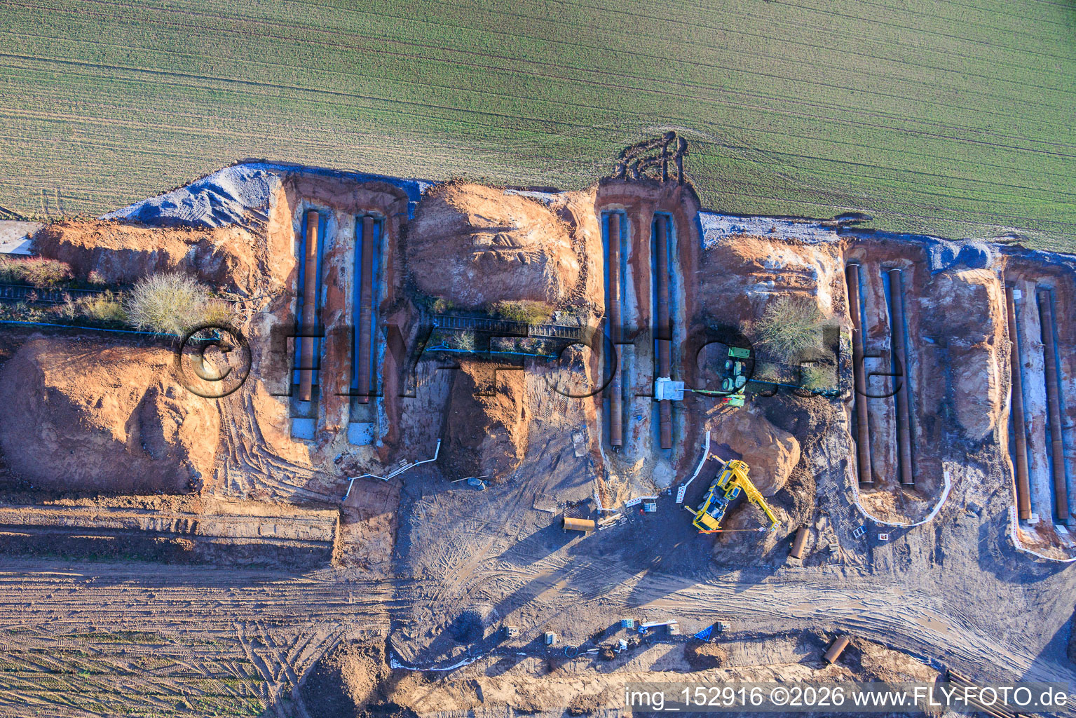 Luftaufnahme von Baustelle der Vulcan Energy für eine Anlage zur Gewinnung von Lithium und Erdwärme auf dem Radweg und der ehemaligen Bahnstrecke zwischen Herxheim und Landau in Landau in der Pfalz im Bundesland Rheinland-Pfalz, Deutschland