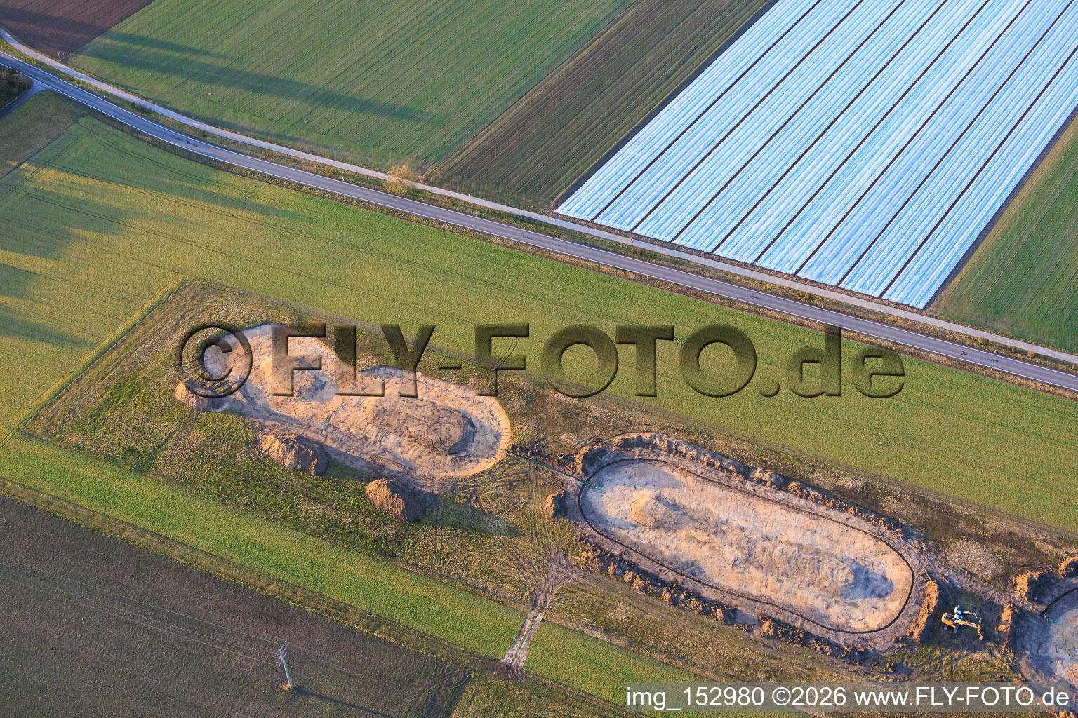 Arbeiten zur Verbesserung der Biotop-Ausgleichsflächen zur Umsiedlung des Kiebitz in Folge des Woindparks an der Maxstraße in Hatzenbühl im Bundesland Rheinland-Pfalz, Deutschland