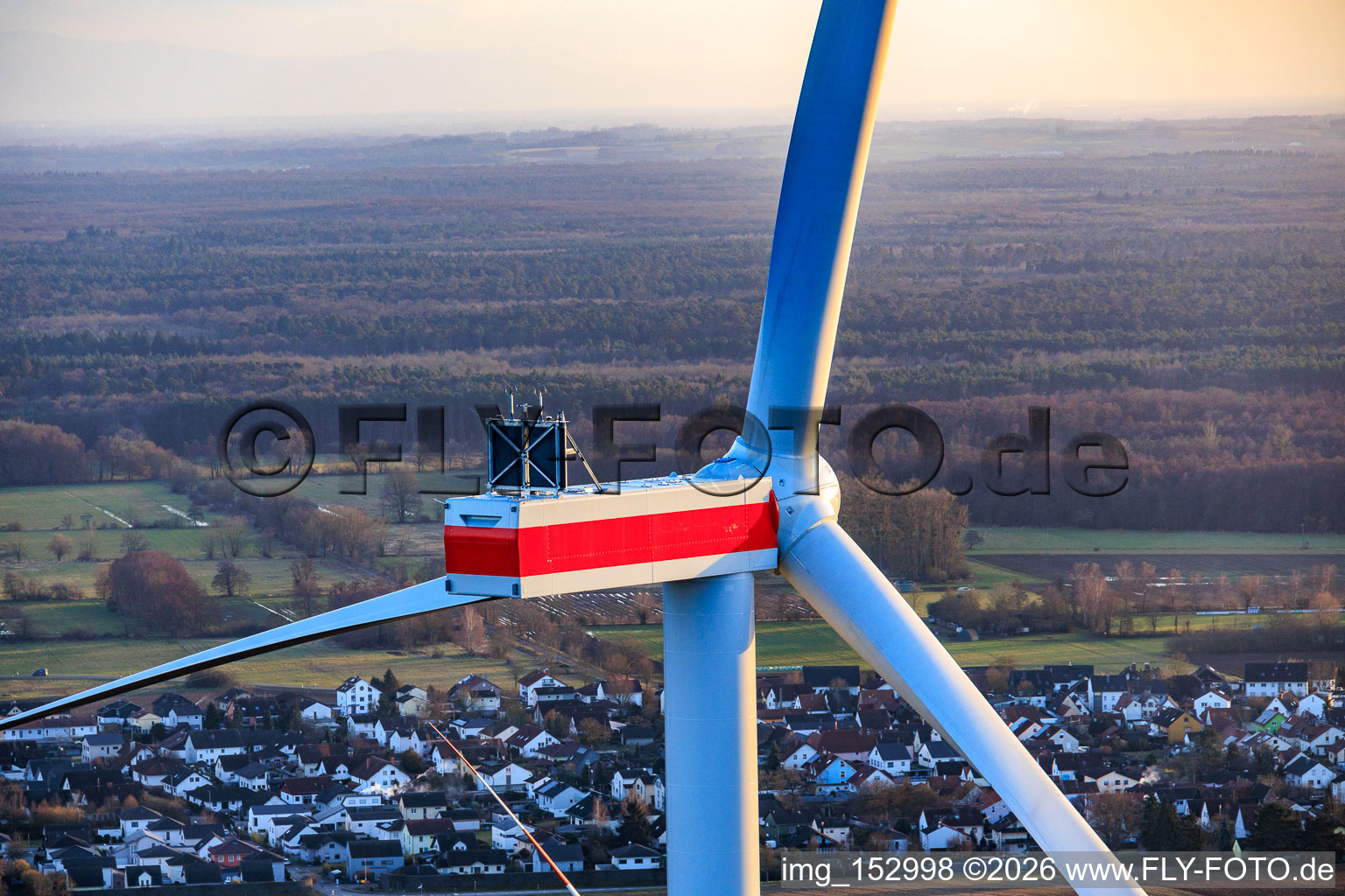 Repowering des Windpark Minfeld. JUWI ersetzt vier Altanlagen (GE 1.5) aus 2004 durch zwei neue, modernen Anlagen vom Typ Vestas V162 mit je sechs MW in Kandel im Bundesland Rheinland-Pfalz, Deutschland von oben