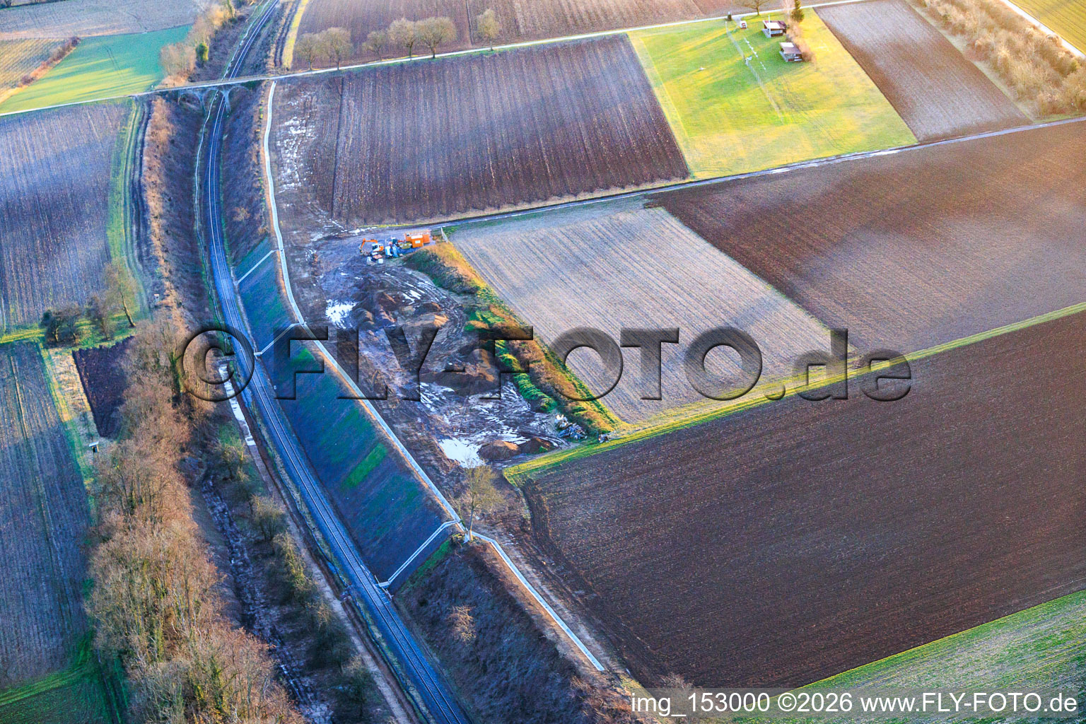 Hangsicherungsarbeiten an der Bahnstrecke Winden Weissenburg und Modellflugplatz in Freckenfeld im Bundesland Rheinland-Pfalz, Deutschland