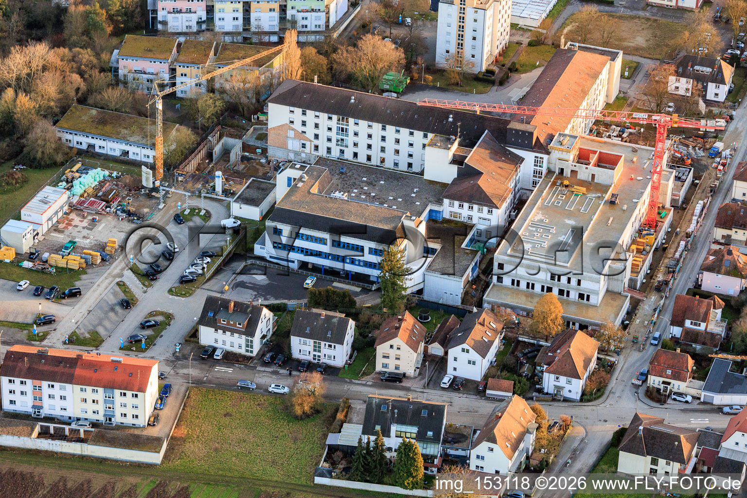 Luftaufnahme von Baustelle zur Erweiterung der Asklepios Südpfalzklinik Kandel im Bundesland Rheinland-Pfalz, Deutschland