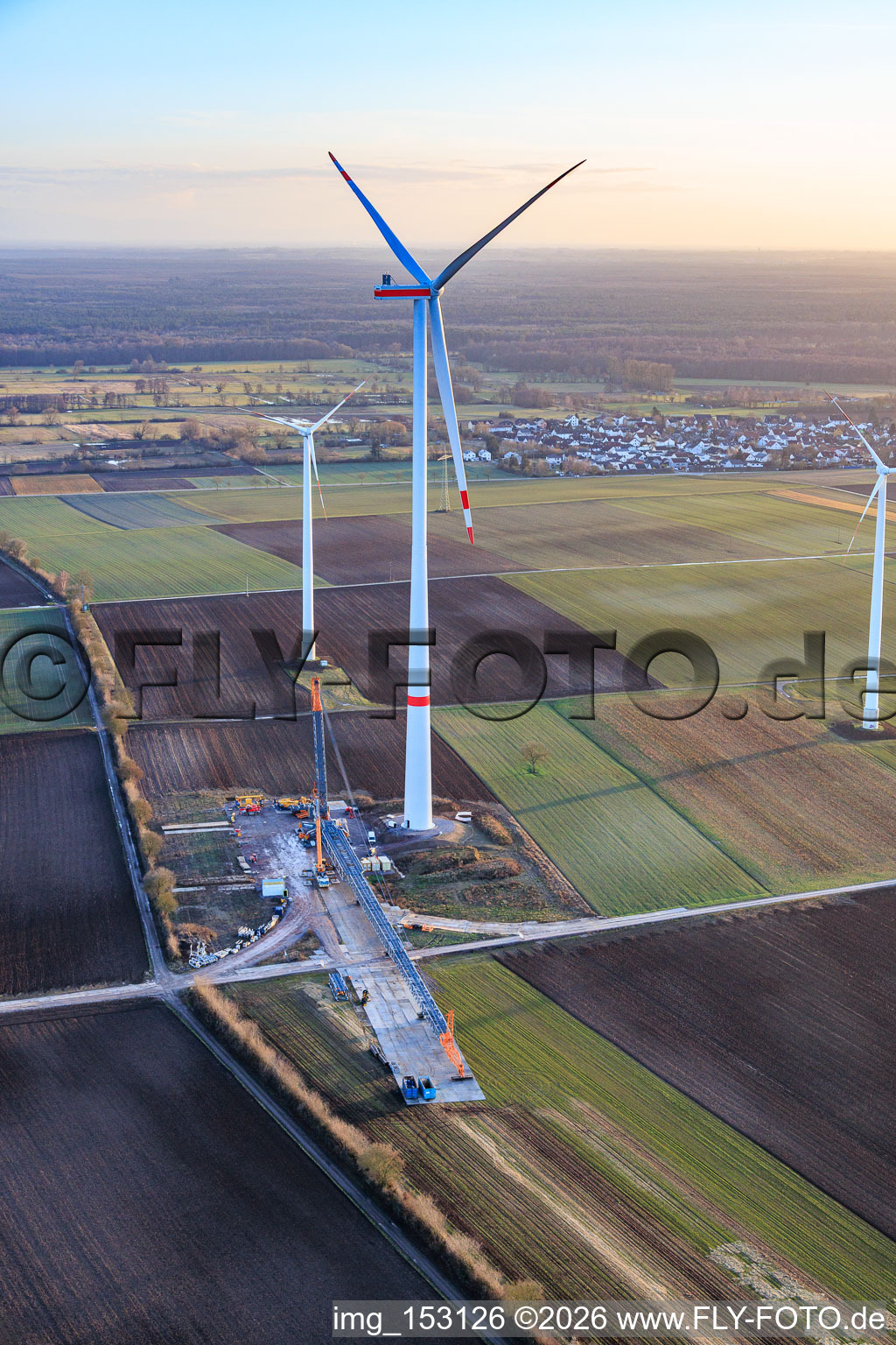 Repowering des Windpark Minfeld. JUWI ersetzt vier Altanlagen (GE 1.5) aus 2004 durch zwei neue, modernen Anlagen vom Typ Vestas V162 mit je sechs MW in Kandel im Bundesland Rheinland-Pfalz, Deutschland vom Flugzeug aus