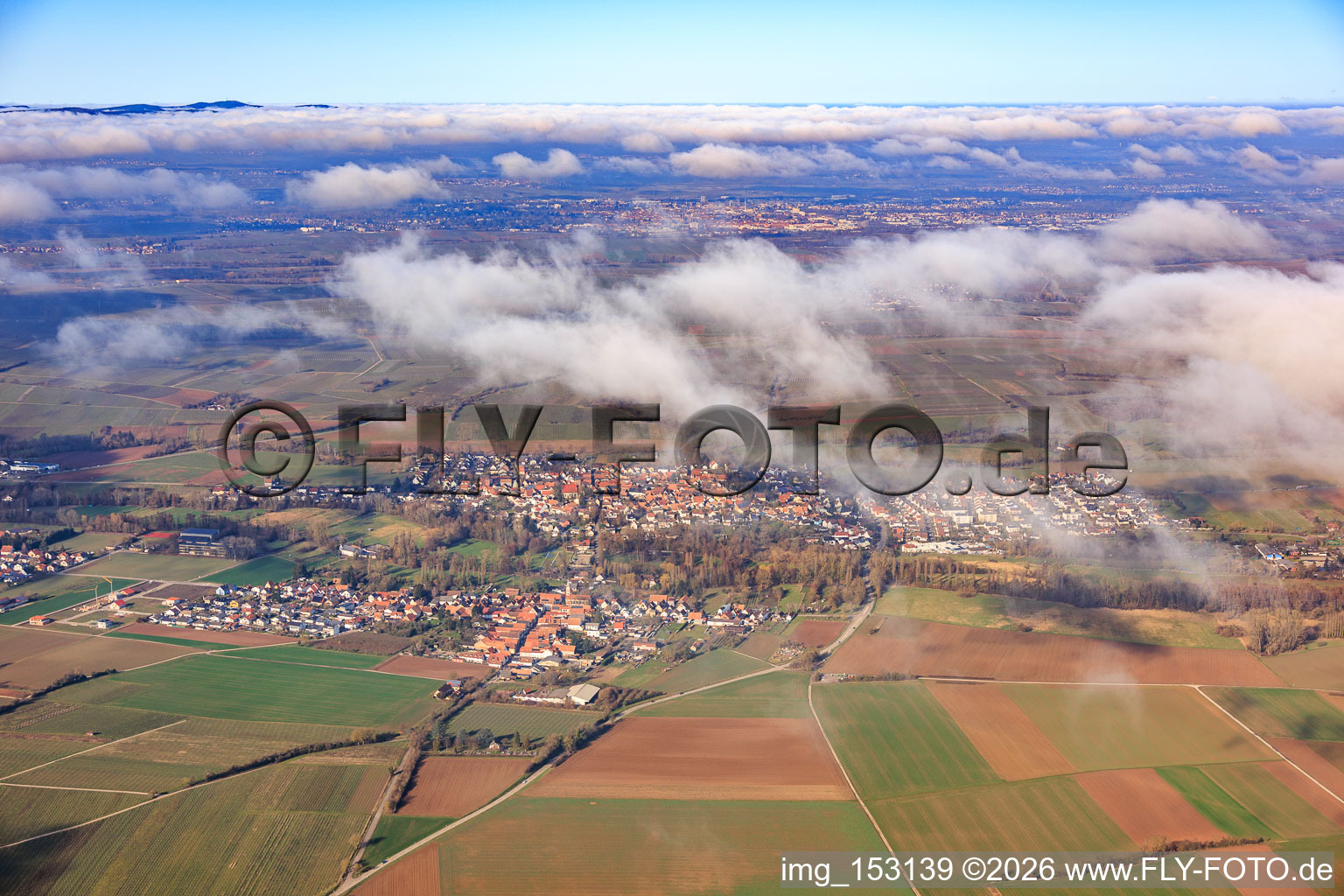 Ortsansicht von Süden unter Wolken im Ortsteil Mühlhofen in Billigheim-Ingenheim im Bundesland Rheinland-Pfalz, Deutschland
