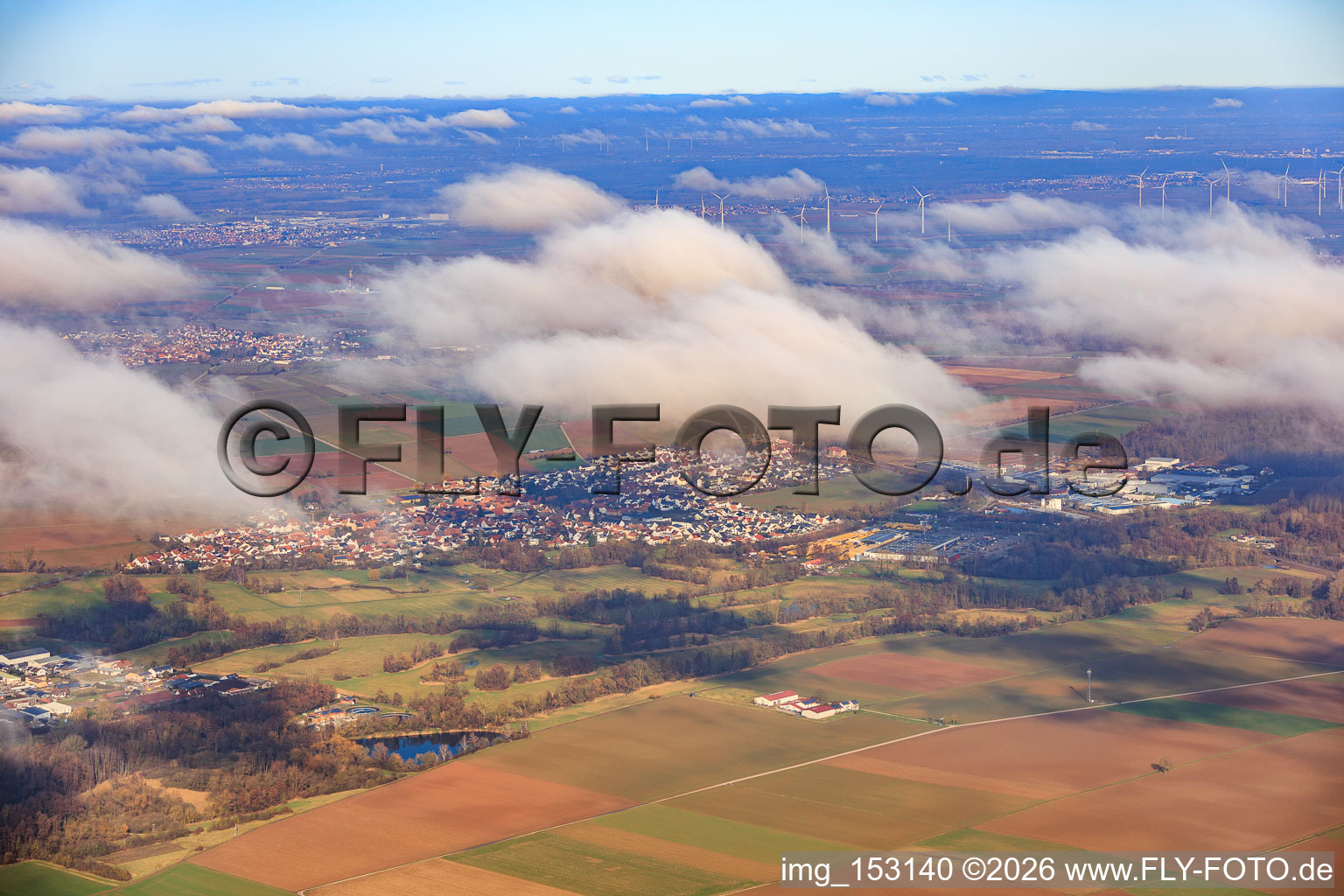 Ortsansicht von Südwesten unter Wolken in Rohrbach im Bundesland Rheinland-Pfalz, Deutschland