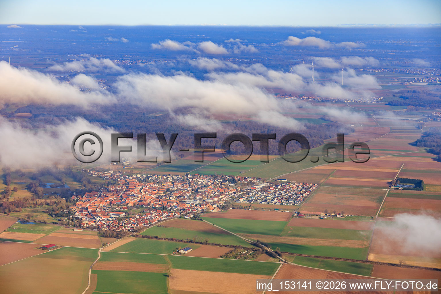 Ortsansicht von Westen unter Wolken in Steinweiler im Bundesland Rheinland-Pfalz, Deutschland